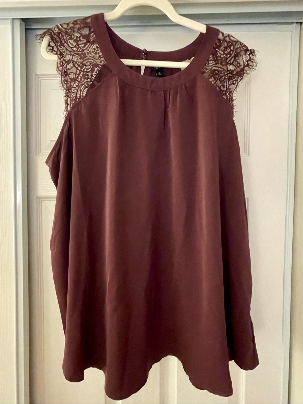 Torrid Sleeveless Lace Yoke Women's Top in Wine